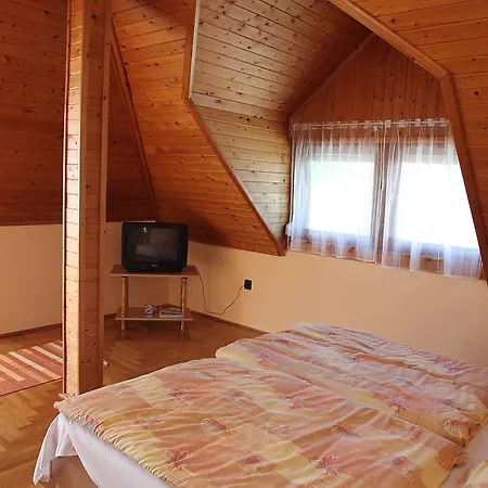 Andrea Apartmanhaz アパート Balatongyörök